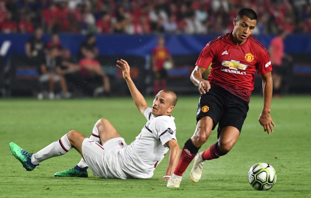 Sánchez stars up front for United as Spurs picture continues to build