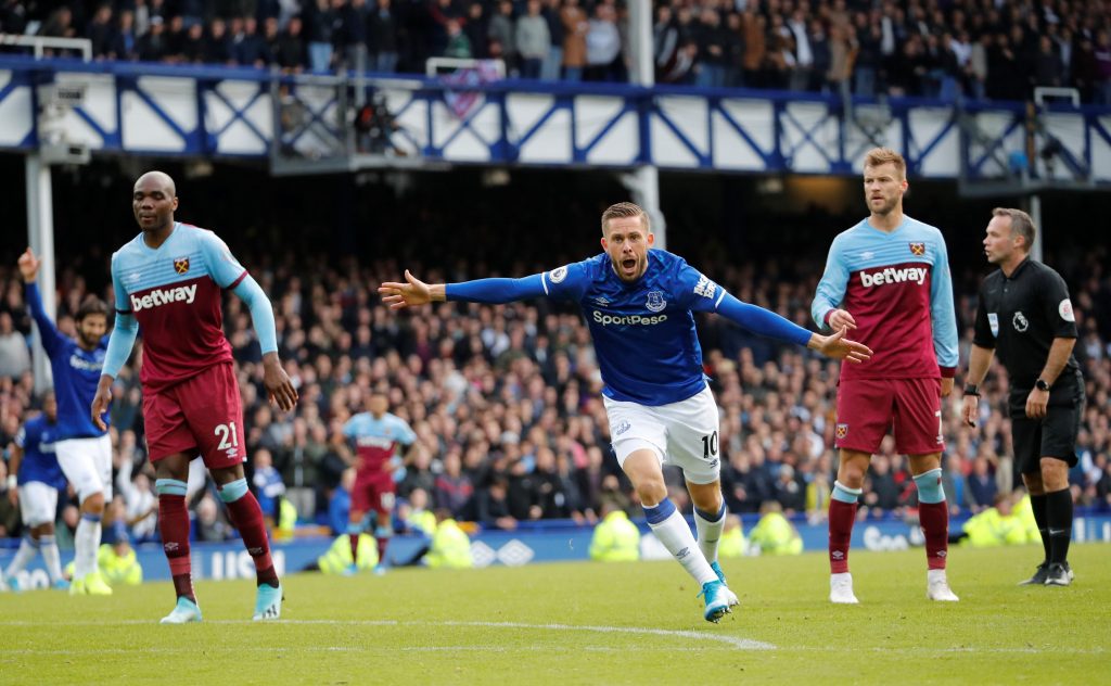 Everton find their groove as Richarlison returns to striker role