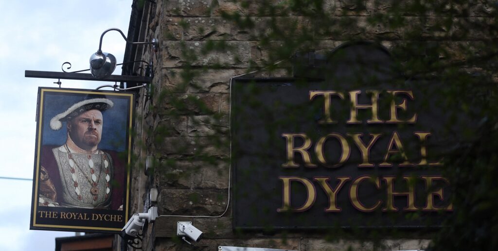 Burnley v Everton team news: Gordon back in visitors’ starting XI