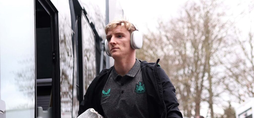 3pm team news: Gordon + Schar start, Livramento benched