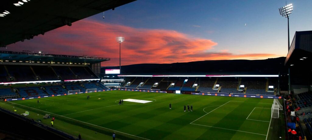 Burnley v Everton team news: Mykolenko misses out