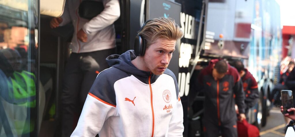 Man City v Man Utd team news: De Bruyne starts, Alvarez a sub