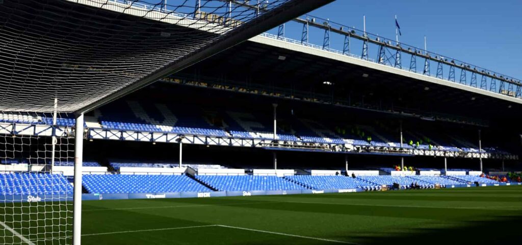 Everton v Man Utd team news: One change for each side