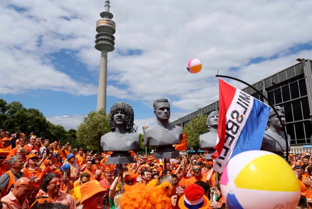 Romania v Netherlands team news: Dumfries + Simons start