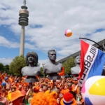 Romania v Netherlands team news: Dumfries + Simons start