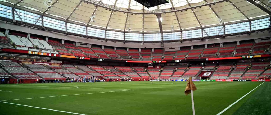 Canada v Qatar team news: Davies a sub, Larin starts