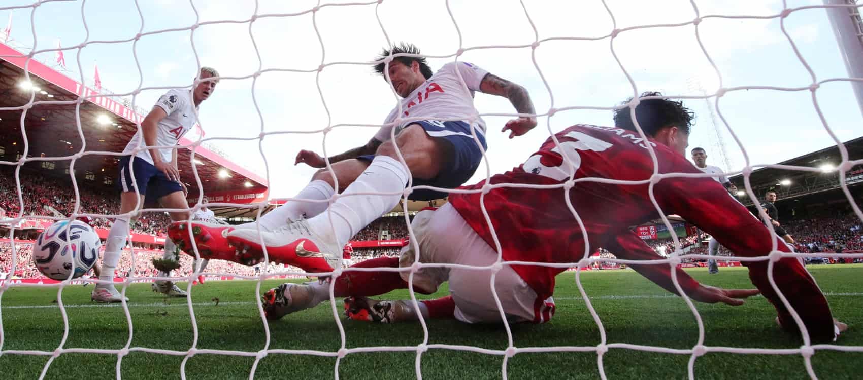 Nottingham Forest and Tottenham Hotspur Draw 0-0 in League Match